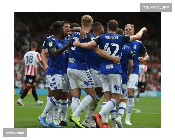 汉堡vs多特：小球迷冲入场内获球员拥抱