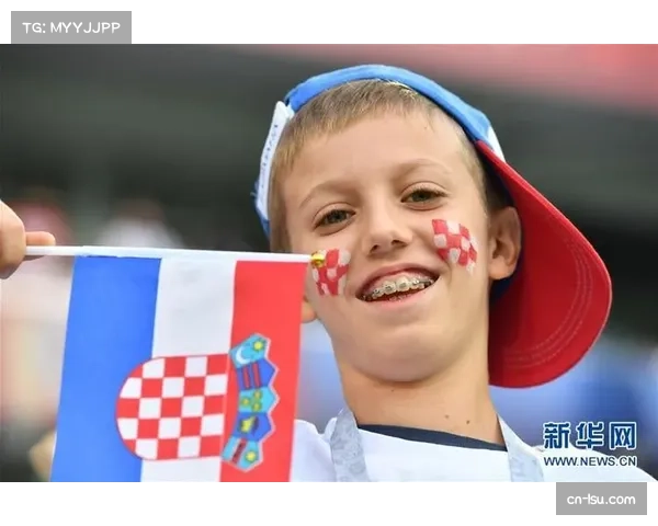 小球迷举牌支持偶像，温馨画面传递足球温情